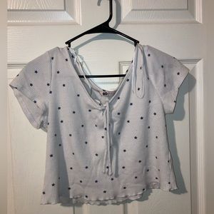 So brand, blue star cropped length shirt